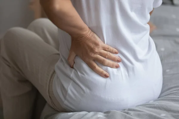 Ongezonde oudere vrouw lijdt aan lage rugpijn — Stockfoto