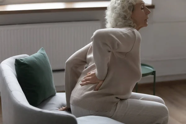 Zieke oude vrouw lijdt aan ruggengraat spasme thuis — Stockfoto