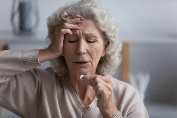 Donna anziana malsana che ha la medicina a casa — Foto Stock