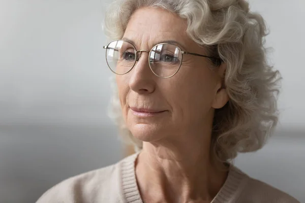 Primer plano de la mujer madura con gafas redondas modernas — Foto de Stock