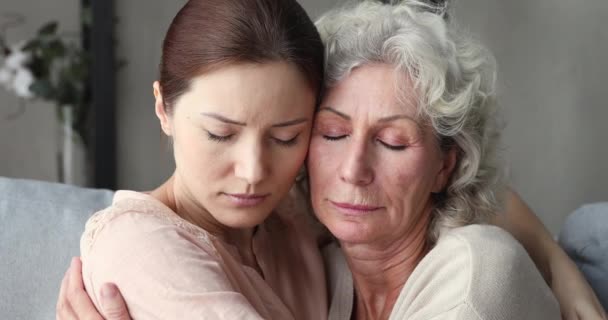 Mujer joven infeliz abrazando a padres de mediana edad, superando el dolor juntos . — Vídeos de Stock