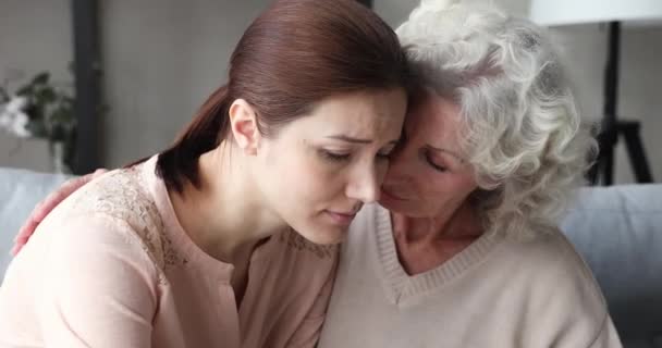 Сострадательная женщина средних лет успокаивает расстроен стресс взрослой дочери . — стоковое видео