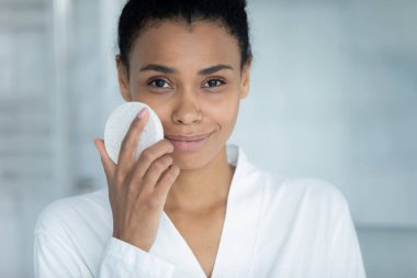 Temizleyici sünger kullanan güzel Afro-Amerikan kadın portresi