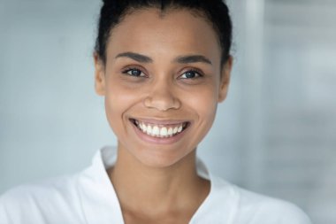 Mükemmel ciltli, gülümseyen Afro-Amerikan kadın portresi
