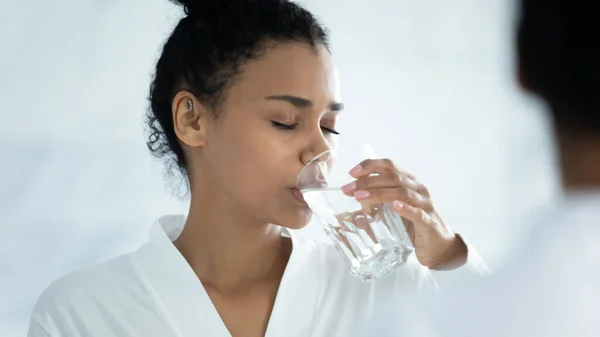 Zamknij się zadowolony piękne Afroamerykanka picie wody — Zdjęcie stockowe