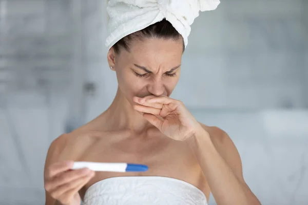 Hlava střela nešťastná žena nespokojen s výsledkem těhotenského testu — Stock fotografie
