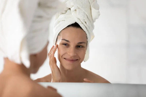 Tête prise heureuse belle femme touchant une peau parfaite et saine — Photo