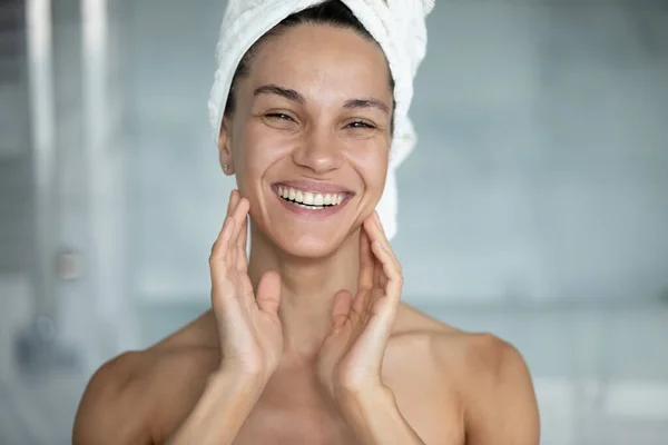 Testa ritratto sorridente bella donna in piedi in bagno — Foto Stock