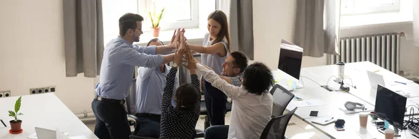 Gruppe multiethnischer Mitarbeiter feiert Erfolg mit High Five — Stockfoto