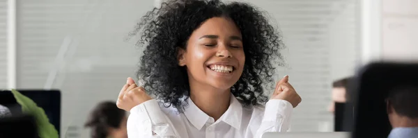 Empleado africano emocionado recibido gran noticia largamente esperada se siente feliz —  Fotos de Stock