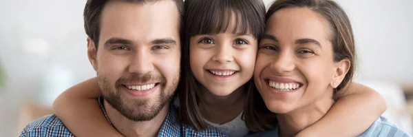 Hija pequeña abrazos jóvenes padres alegres personas haciendo fotos juntos — Foto de Stock