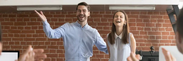 Jefe de la empresa y el personal de bienvenida nueva empleada emocionada joven mujer — Foto de Stock