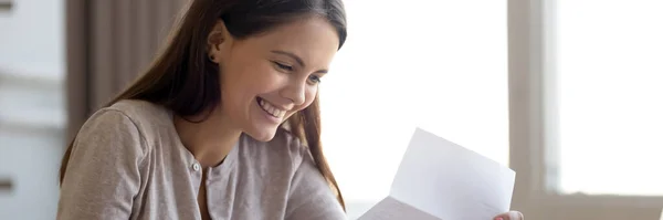 Happy student dívka čtení dopis s dobrou zprávou horizontální foto — Stock fotografie