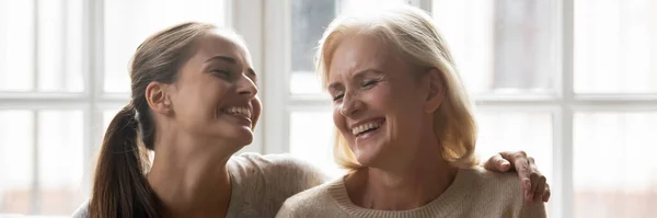 Feliz anciana madre su hija adulta pasar tiempo juntos —  Fotos de Stock