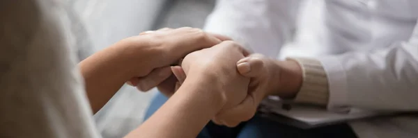 Psycholoog hand in hand van vrouw patiënt geven psychologische ondersteuning closeup — Stockfoto