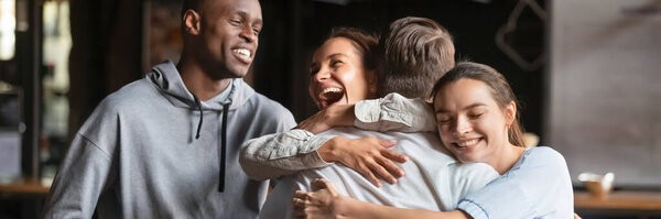 Multi amigos étnicos se reúnen mate abrazarlo se siente feliz — Foto de Stock