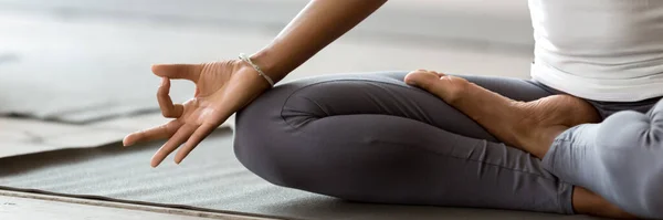 Mujer africana sentada en posición de loto hacer práctica de meditación de cerca — Foto de Stock