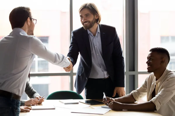 Cliente e capo azienda stringono la mano esprimono rispetto inizia incontro — Foto Stock