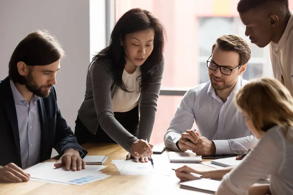 Cinco diversos negocios grupo de trabajo con asiático mujer líder discutir informe — Foto de Stock