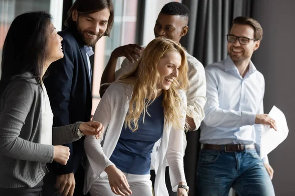 Vijf verschillende collega 's hebben gezamenlijk succes bij het vieren van een succesvolle deal — Stockfoto