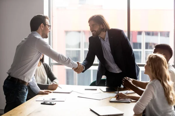 Negotiation starts with leaders of business parties shaking hands — Stock Photo, Image