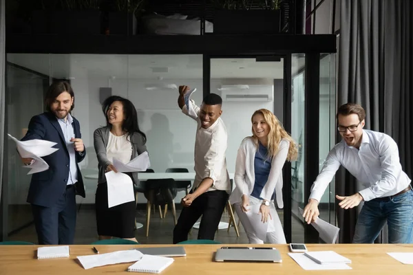 Personal diverso bailando tonteando en el lugar de trabajo celebrando la victoria — Foto de Stock