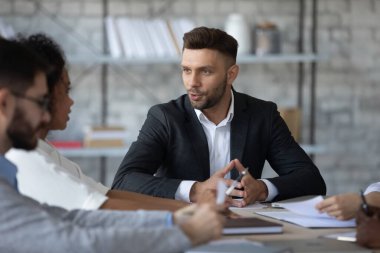 Kendine güvenen iş adamı ekip lideri konuşuyor.