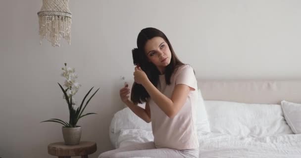 Chica joven seria preocupándose por la pérdida de cabello . — Vídeos de Stock