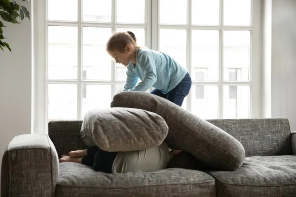 Little children have fun playing on couch — Stock Photo, Image