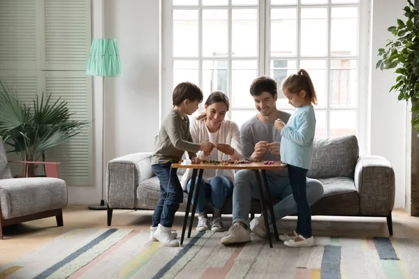 Les jeunes parents font de l'activité créative avec de petits enfants — Photo