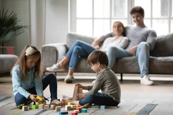 Les enfants d'âge préscolaire jouent avec les blocs de construction à la maison — Photo