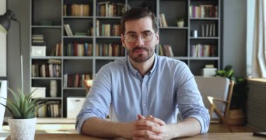Video çağrısıyla başarılı erkek antrenör danışman iş istemcisi.