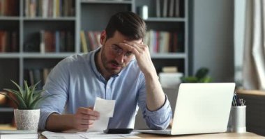 Stresli işadamı yazılım kullanıyor, mali verileri yönetiyor.