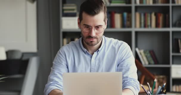 Jovem empresário muito feliz lendo e-mail no computador . — Vídeo de Stock