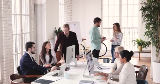 Feliz mestiço de funcionários envolvidos na rotina diária de trabalho . — Vídeo de Stock