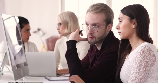 Серйозний працівник чоловічої статі обговорює онлайн проект з колегою . — стокове відео
