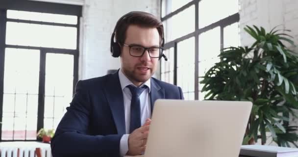 Smart leader de l'entreprise masculine tenant des négociations parler en ligne avec les employés . — Video