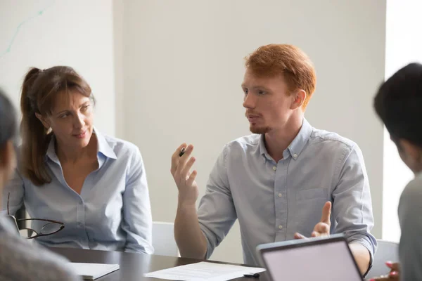 Dipendenti che ascoltano colleghi che condividono idee al briefing — Foto Stock