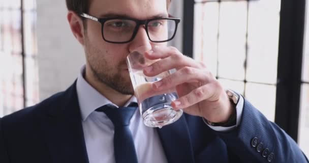 Здоровый бизнесмен в костюме пьет чистую холодную воду . — стоковое видео