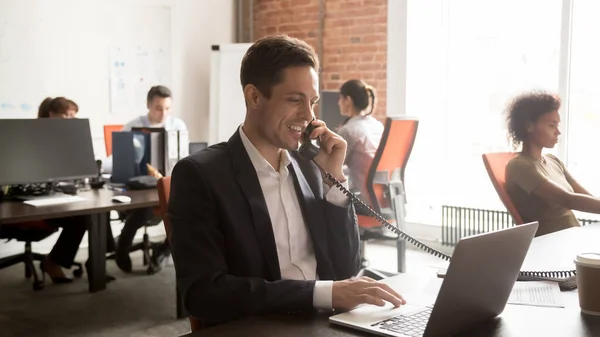 Serviço de apoio sorridente empregado cliente de consultoria no telefone, usando laptop — Fotografia de Stock