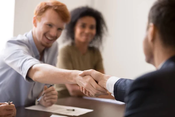 I dipendenti felici stringono la mano al briefing, condividendo il successo — Foto Stock