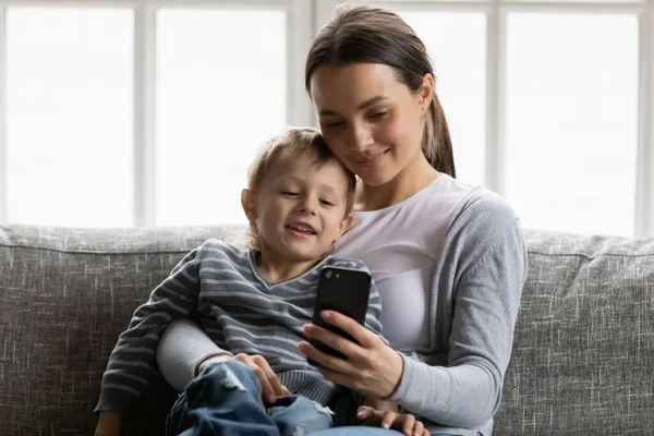 Close up giovane madre con il piccolo figlio utilizzando smartphone — Foto Stock