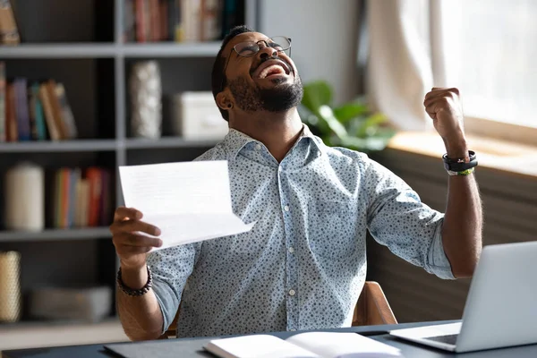 Africain homme d'affaires lire lettre obtenu grande opportunité d'affaires se sent heureux — Photo