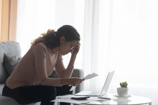 Mujer deprimida usando anteojos calculando facturas, problema financiero — Foto de Stock