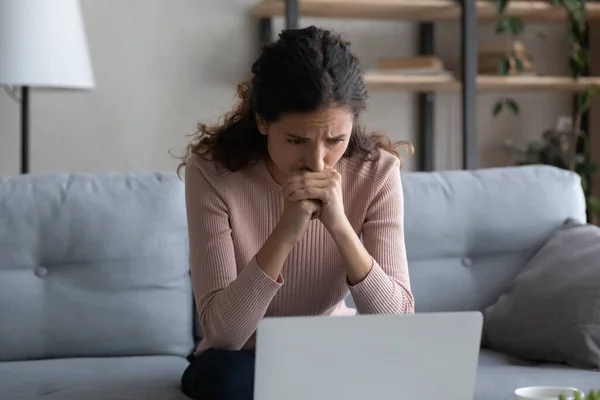 Estressado chateado mulher olhando para tela do laptop, lendo más notícias — Fotografia de Stock