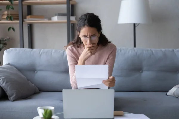 Femme réfléchie portant des lunettes lettre de lecture, méditant nouvelles — Photo