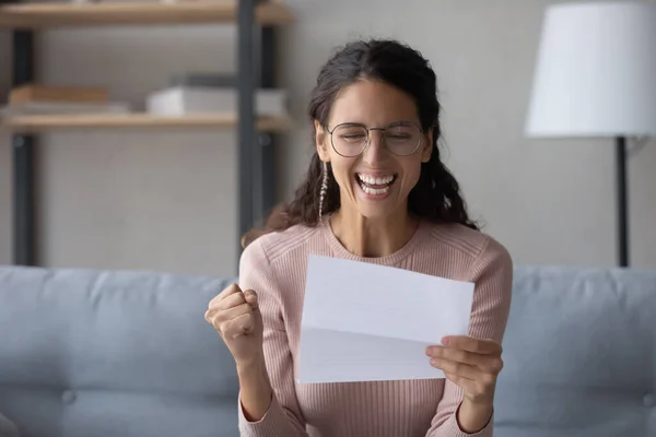 Primer plano alegre risueño mujer usando gafas lectura carta — Foto de Stock