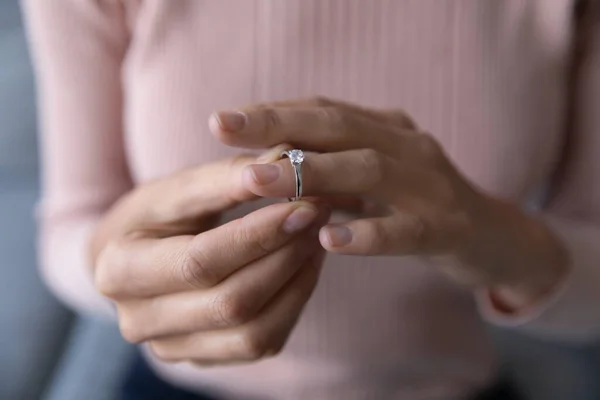 Fechar mulher decolando anel de casamento, conceito de divórcio — Fotografia de Stock