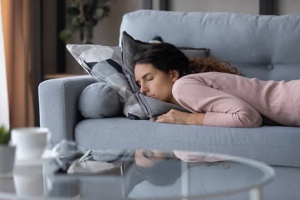 Tired peaceful woman sleeping on cozy couch in living room — Stok Foto