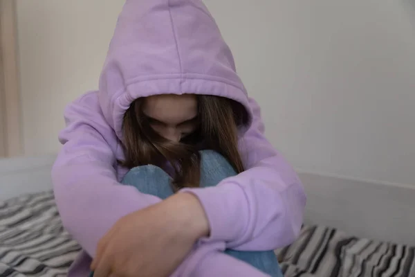 Грустная девочка-подросток чувствует одинокое страдание дома — стоковое фото